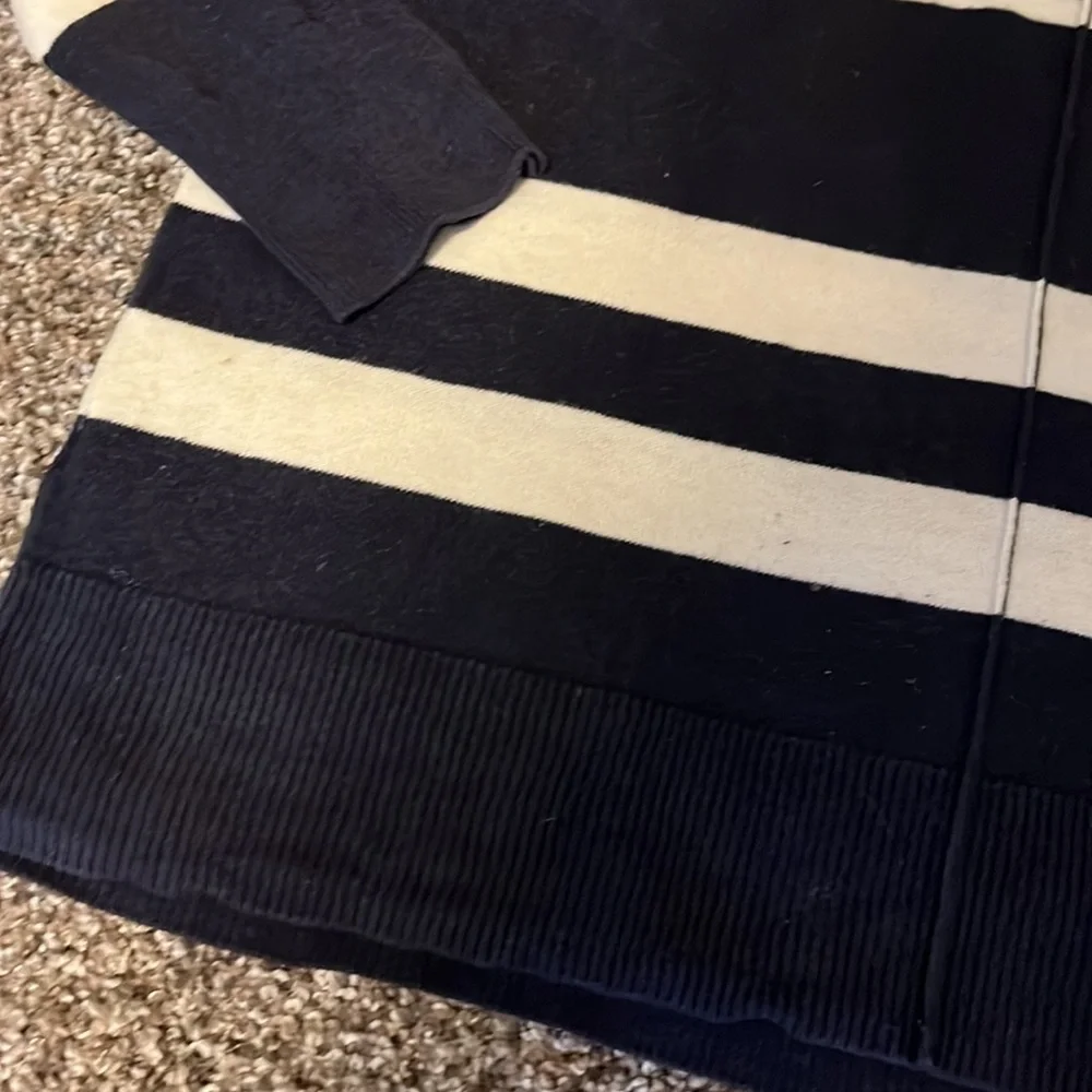 Gap women’s XS navy white v-neck striped sweater